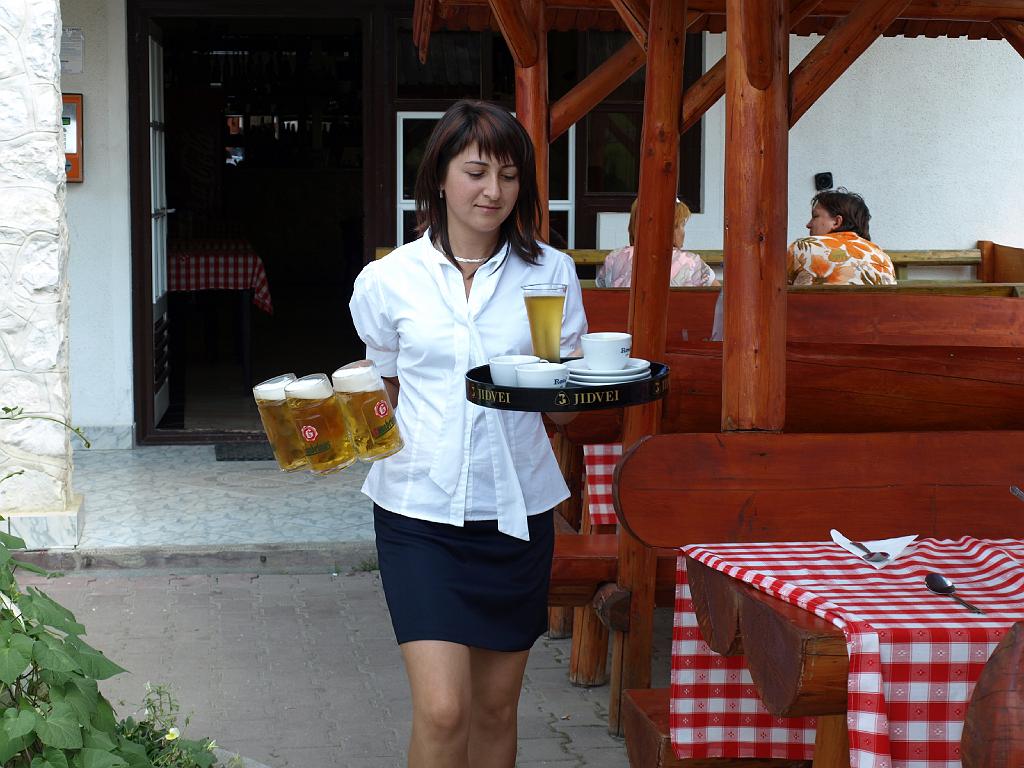 Erdély_2008_158.jpg - érkezik a sör.