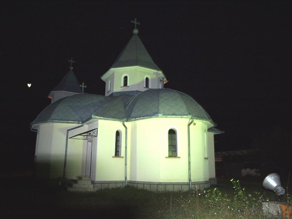 Erdély_2008_53.jpg - egy ortodox temlom a hegyoldalban, ahova koromsötétben sétáltunk fel, óvatosan kerülgetve a tehenek által hátrahagyott "nyomokat".