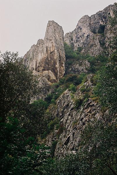 Erdély_2004_28.JPG - a hasadékban.