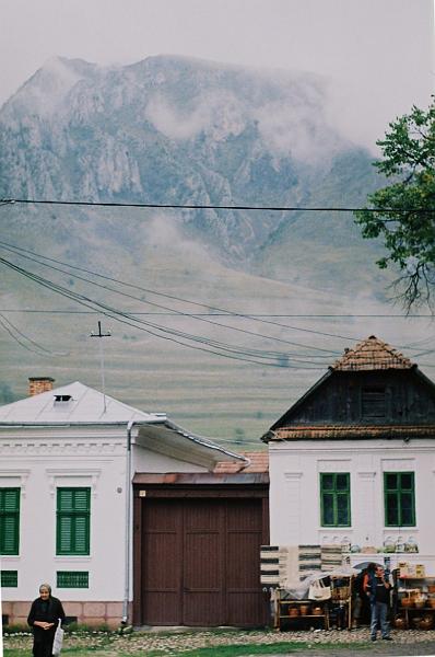 Erdély_2004_55.JPG - Torockó házai a Székelykővel.