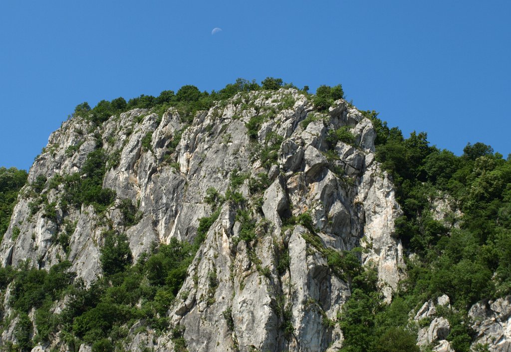 144.JPG - Hold a sziklák felett.